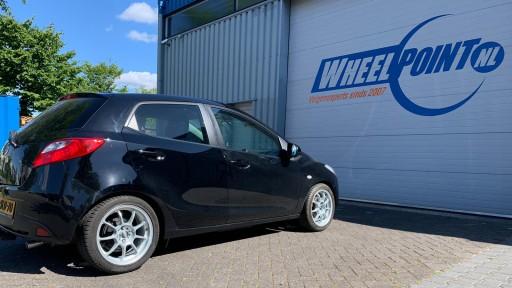 Mazda 2 met 16 inch OZ Alleggerita velgen