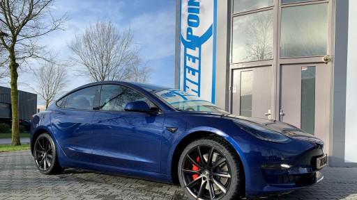 Tesla Model 3 blauw met 19 inch Monaco GP6 velgen