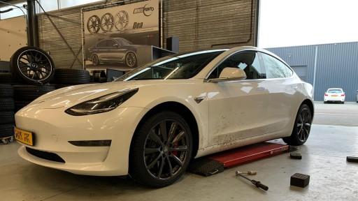 Tesla Model 3 met 19 inch Monaco GP6 antraciet