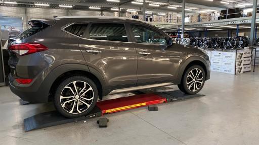 Hyundai Tucson met 19 inch Dezent TA Dark