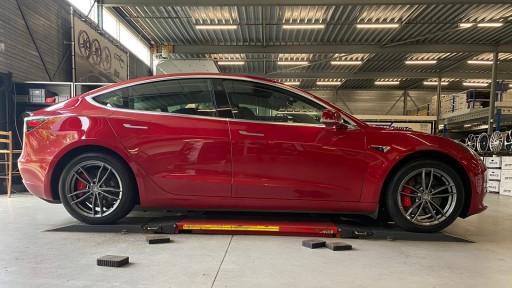 Tesla Model 3 met 18 inch GMP Swan antraciet