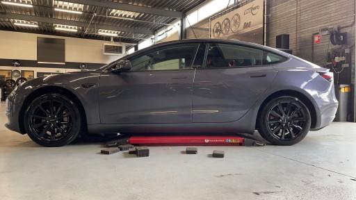 Tesla Model 3 met 19 inch Monaco GP6 black velgen
