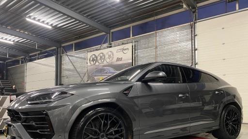 Lamborghini Urus met 22 inch Concaver CVR1 DTB velgen