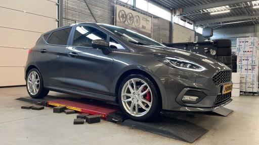 Ford Fiesta met 17 inch Rial Lucca silver velgen