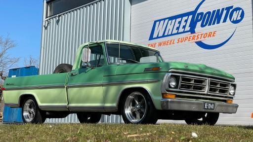 Ford F100 1972 met 18 inch American Racing VN215 Torq velgen