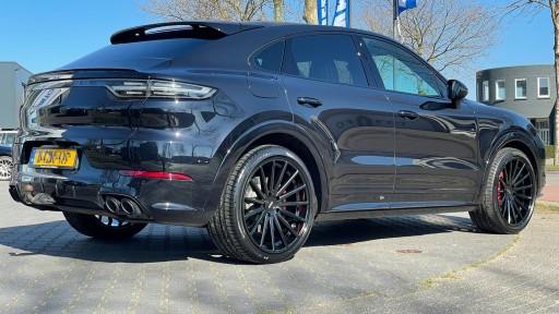 Porsche Cayenne Coupe met 22 inch Vossen VFS-2 black velgen