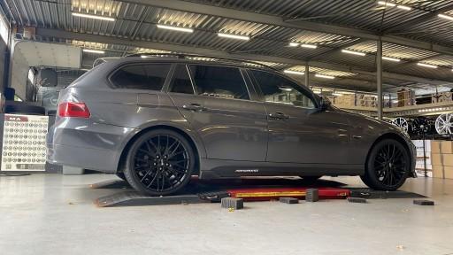 BMW 3-serie E90 met 19 inch CMS C8 mattblack velgen