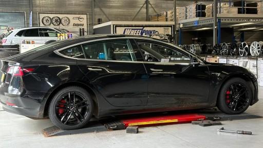 Tesla Model 3 Performance met 18 inch Dezent TR black velgen