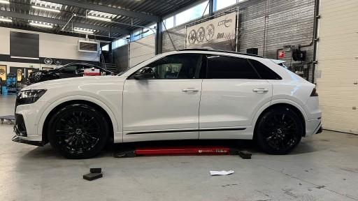 Audi Q8 met 21 inch Monaco Gp2 black velgen