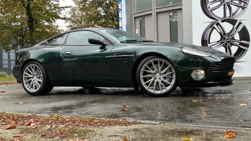 Aston Martin Vanquish V12 met 20 inch Vossen HF-4T velgen