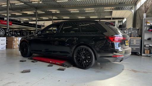 Audi A4 B9 met 20 inch MAM RS4 black velgen