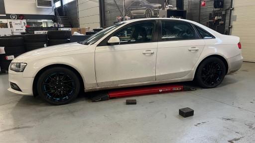 Audi A4 met 18 inch Keskin KT20 black - blue inside