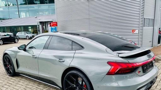 Audi E-tron GT RS met 22 inch Vossen HF-5 velgen