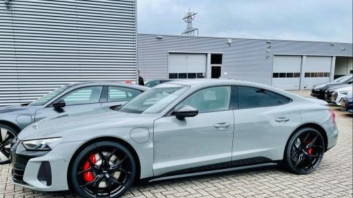 Audi E-tron GT RS met 22 inch Vossen HF-5 velgen