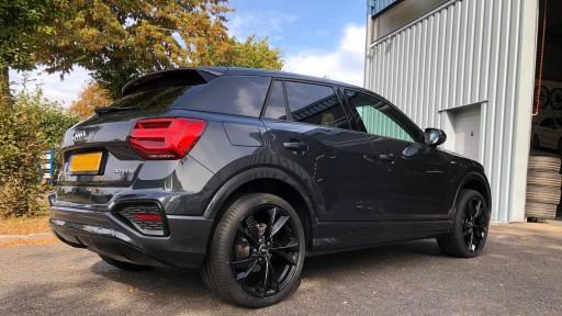 Audi Q2 met 19 inch MAM RS6 black velgen