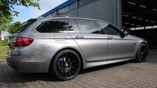 BMW 5-serie F11 met 20 inch Breyton GTS zwarte velgen