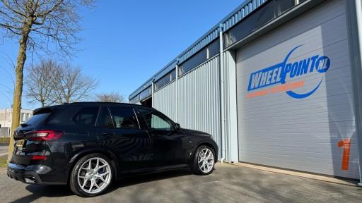 BMW X5 G05 met 22 inch Vossen HF-5 satin silver velgen