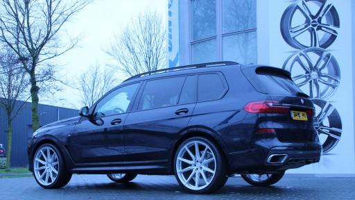 BMW X7 met 24 inch Vossen HF-3 silver velgen