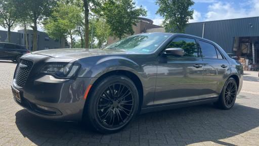 Chrysler 300C met 20 inch AXE CF2 black velgen