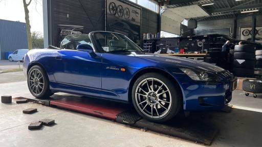 Honda S2000 met 18 inch OZ Ultraleggera velgen