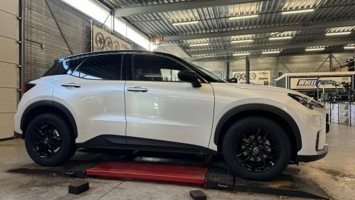 Lexus LBX met 17 inch Ronal R46 black velgen