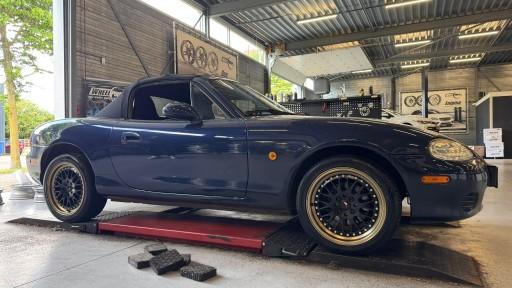 Mazda MX5 met 16 inch Japan Racing JR10 velgen