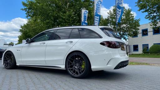 Mercedes C63 AMG met 20 inch WheelForce CF.2-FF