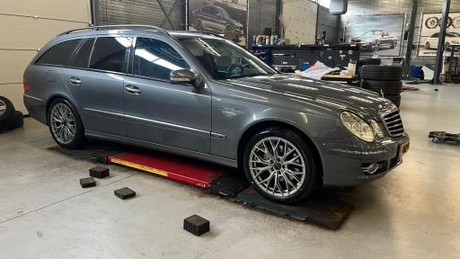 Mercedes E-klasse met 18 inch Wheelworld WH37 velgen