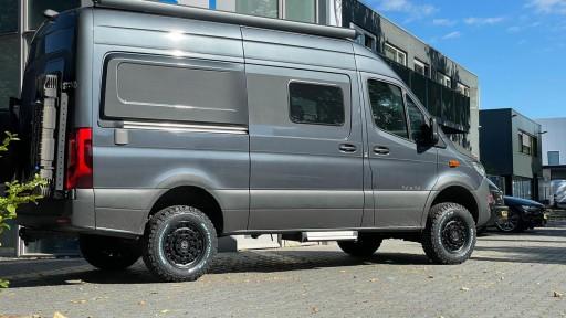 Mercedes Sprinter 4x4 met 17 inch Black Rhino Arsenal velgen