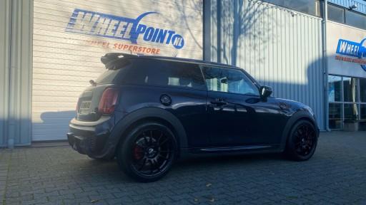 Mini Cooper JCW met 18 inch OZ Ultraleggera velgen matblack