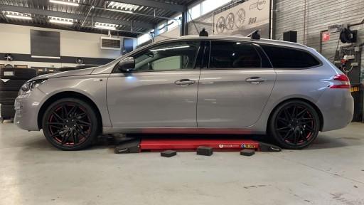 Peugeot 308 met 19 inch Keskin KT20 zwart-red lip velgen