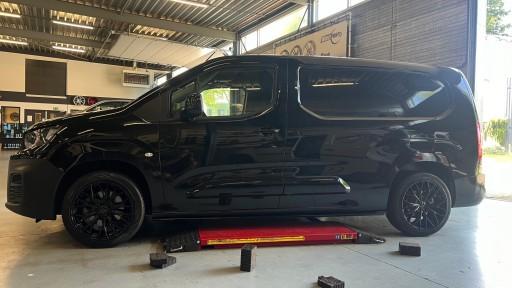 Peugeot Partner met 18 inch Wheelworld WH37 black velgen