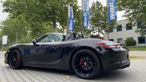 Porsche Boxster GTS met 20 inch OZ Leggera HLT Black velgen