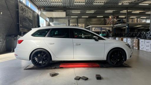 Seat Leon met 19 inch Keskin KT20 black velgen