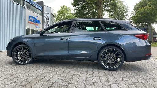 Seat Leon met 19 inch Wheelworld WH28 antraciet velgen.jpeg