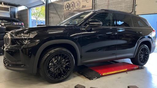 Skoda Kodiaq met 19 inch Wheelworld WH37 black velgen