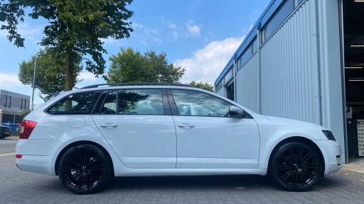 Skoda Octavia met 19 inch Wheelworld WH18 black velgen