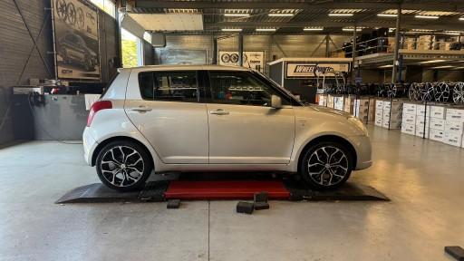 Suzuki Swift met 17 inch GMP Matisse black-pol velgen