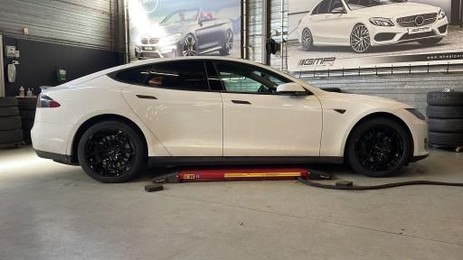 Tesla Model S met 19 inch Monaco GP9 velgen
