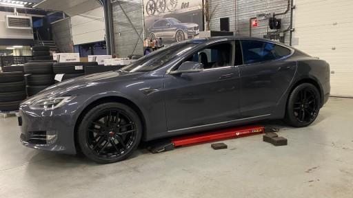 Tesla Model S met 20 inch Japan Racing JR25 black velgen
