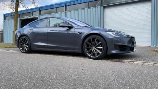 Tesla Model S met 20 inch Monaco GP6 antraciet