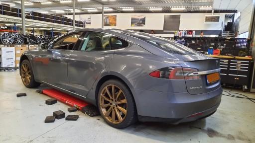 Tesla Model S met 20 inch Monaco GP6 bronze velgen