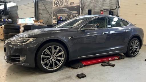 Tesla Model S met 20 inch Monaco GP6 hyperblack velgen