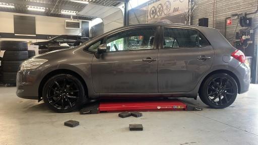 Toyota Auris met 18 inch Monaco CL2 zwart velgen