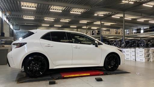 Toyota Corolla met 19 inch Monaco GP9 black velgen