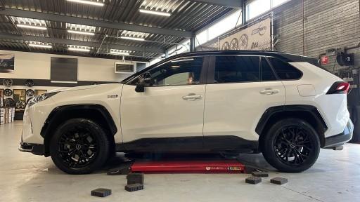 Toyota RAV4 met 18 inch GMP Matisse black velgen