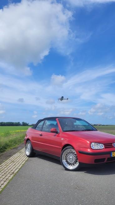 VW Golf 3 cabrio met 17 inch Japan Racing JR9 chrome velgen