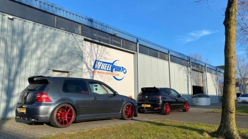 VW Golf 4 met 18 inch Japan Racing JR30 platinum red velgen