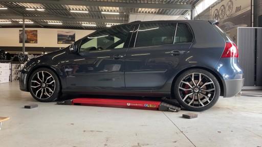 VW Golf 5 met 18 inch Monaco GP5 zwart-pol velgen