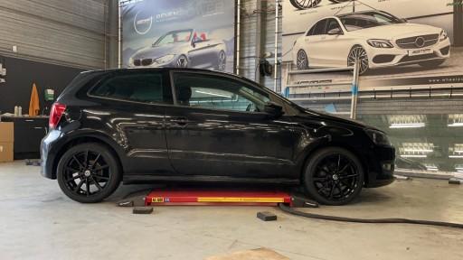 VW Polo met 17 inch Anzio VEC gloss black